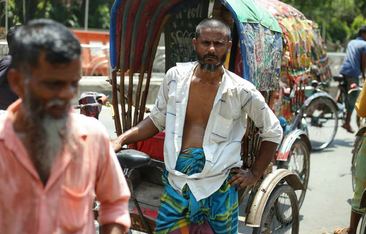 তীব্র গরমে ভোগান্তিতে রয়েছেন রিকশাচালক, ভ্যানচালক থেকে শুরু করে হকার, রাইডারসহ পথচারীরাও। ছবি: মাহবুব আলম