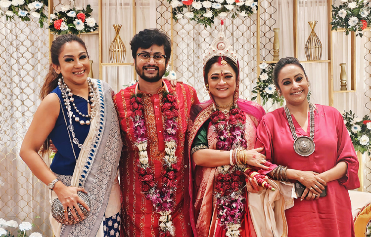 হালকা সোনার গয়না। কপালে চন্দনের নকশা। একেবারে বাঙালি সাজে ধরা দিয়েছেন অভিনেত্রী। ছবি: ফেসবুক থেকে