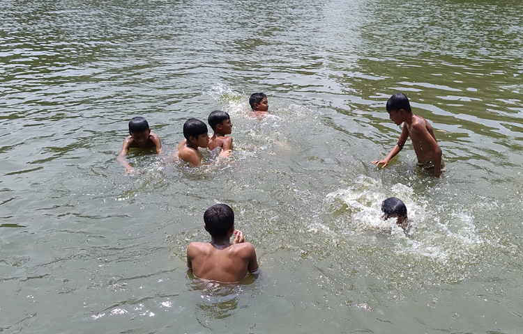 পানিতে একটু প্রশান্তি। ছবি: এম মাঈন উদ্দিন