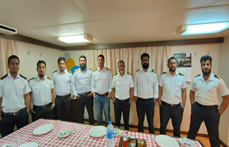 এদিকে দুবাইয়ের আল হামরিয়া বন্দরে পৌঁছানোর পর বেশ ফুরফুরে আছেন এমভি আবদুল্লাহর ২৩ নাবিক। জাগোনিউজকে পাঠানো ছবিতে বেশ হাসিখুশি দেখা গেছে তাদের। ছবি: এমভি আবদুল্লাহর ক্যাপ্টেন মোহাম্মদ আবদুর রশিদের সৌজন্যে পাওয়া