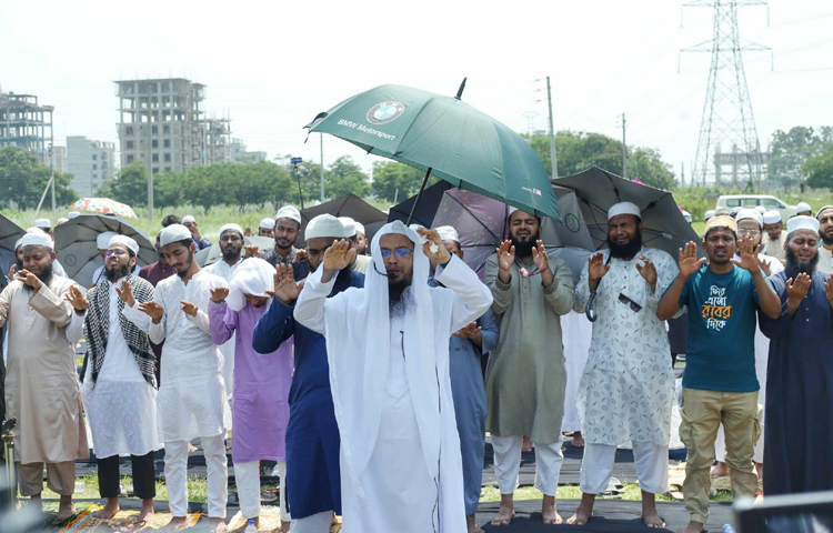 বরেন্দ্র অঞ্চলে ১১০ ফুট থেকে ১২০ ফুট নিচে নেমে গেছে কোথাও কোথাও। ফসলের মাঠ ফেটে চৌচির। খেটে খাওয়া মানুষের দুর্ভোগ পৌঁছেছে চরমে। পশু-পাখিরাও পড়েছে নিদারুণ কষ্টে। ছবি: মাহবুব আলম