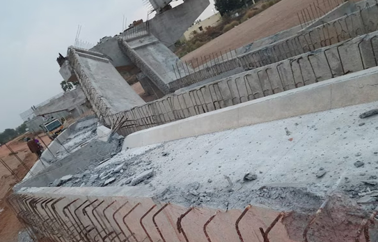 মানাইর নদীর ওপর প্রায় এক কিলোমিটার দীর্ঘ সেতুটির নির্মাণকাজ শুরু হয়েছিল ২০১৬ সালে। তেলেঙ্গানা বিধানসভার তৎকালীন স্পিকার এস মধুসুধন চারি এবং স্থানীয় বিধায়ক পুত্তা মধু এটি উদ্বোধন করেন। এই প্রকল্পের জন্য বরাদ্দ হয়েছিল প্রায় ৪৯ কোটি রুপি। ছবি: সংগৃহীত