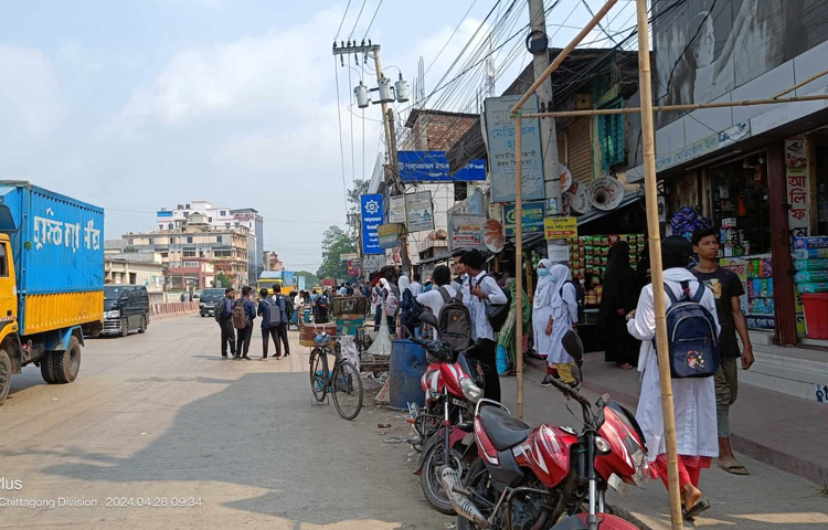 অন্যদিকে অনেক দিন পর স্কুল, কলেজসহ শিক্ষা প্রতিষ্ঠান খুলেছে আজ। অনেক শিক্ষক ও শিক্ষার্থী পরিবহন ধর্মঘটের কারণে সময় মতো যেতে পারেননি। ছবি: এম মাঈন উদ্দিন