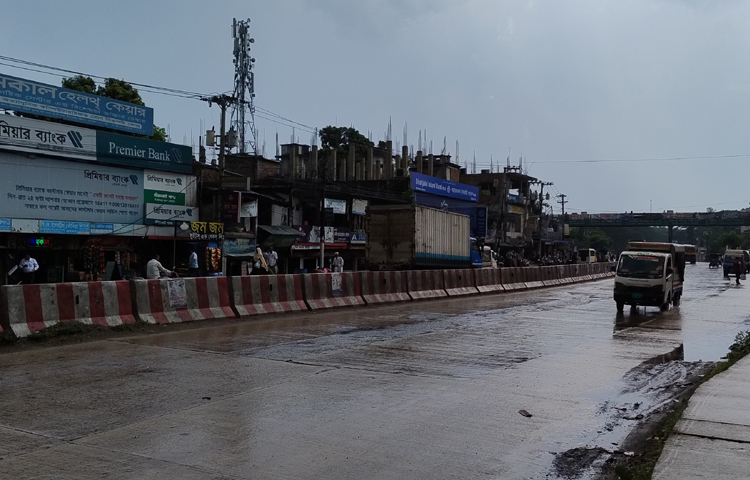 জিয়াউল হক নামের আরেক বাসিন্দা বলেন, একে তো ভ্যাপসা গরম। তার সঙ্গে পাল্লা দিয়ে লোডশেডিংয়ের কারণে ঘরে বাইরে বাস করা দায়। বৃষ্টিতে কিছুটা স্বস্তি মিলেছে। ছবি: এম মাঈন উদ্দিন