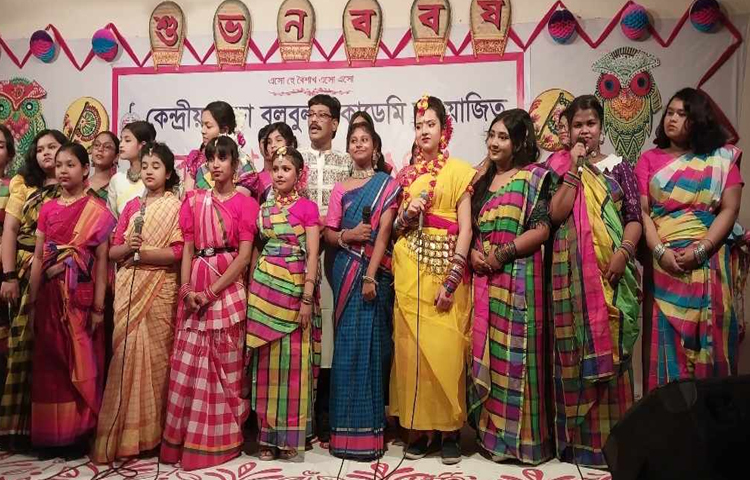 এ সময় অতিথি হিসেবে উপস্থিত ছিলেন বাংলাদেশ আওয়ামী লীগের অর্থ ও পরিকল্পনা বিষয়ক কেন্দ্রীয় উপ-কমিটির সদস্য শহীদ সংসদ সদস্য নূরুল হক
হাওলাদারের কন্যা জোবায়দা হক অজন্তা। ছবি: সাজ্জাত হোসেন