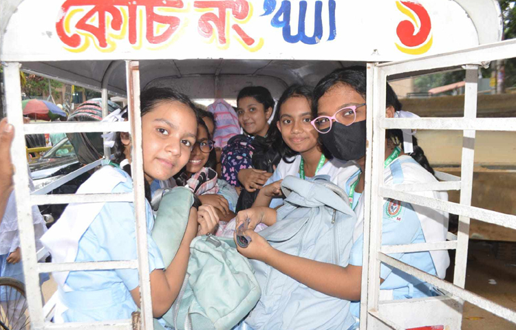 স্কুলেভ্যানে বসে আছে খুদে শিক্ষার্থীরা।  ছবি: বিপ্লব দীক্ষিত