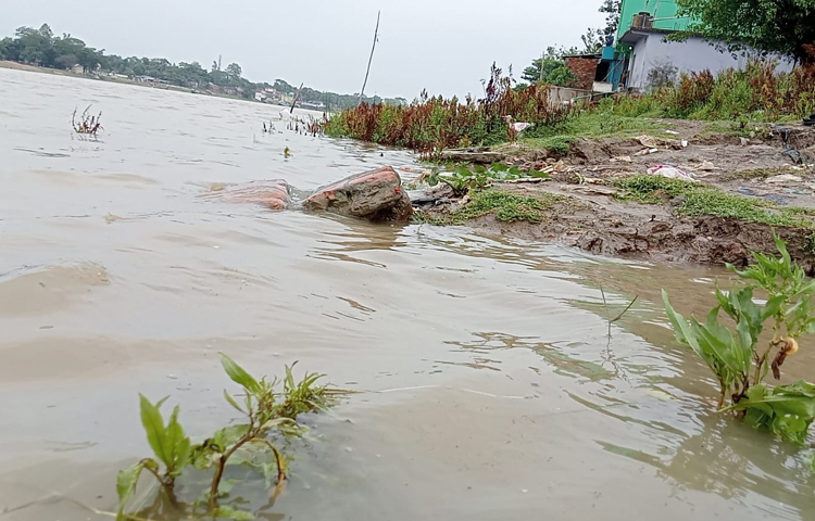 এদিকে দ্রুত গতিতে নদীর পানি বৃদ্ধি পাওয়ায় আতঙ্কে আছেন সুনামগঞ্জের ২৫ লাখ মানুষ। ছবি: লিপসন আহমেদ