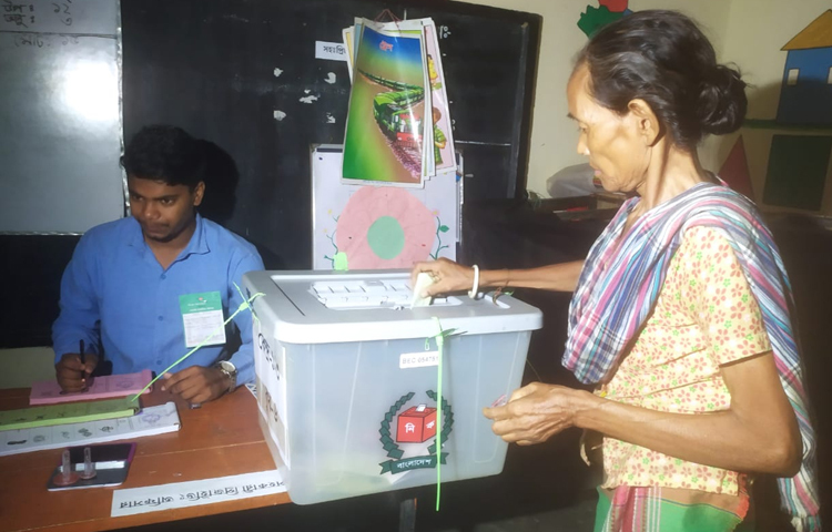 জানা গেছে, নির্বাচনের প্রথম ধাপে ১৩৯ উপজেলার মধ্যে ২২টিতে ইভিএম এবং বাকিগুলোতে ব্যালটে ভোট হবে। এ ধাপে মোট ১ হাজার ৬৩৫ জন প্রার্থী প্রতিদ্বন্দ্বিতা করছেন। এর মধ্যে চেয়ারম্যান পদে ৫৭০, ভাইস চেয়ারম্যান ৬২৫ এবং মহিলা ভাইস চেয়ারম্যান পদে ৪৪০ জন প্রার্থী রয়েছেন।