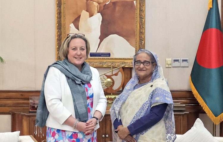 আজ গণভবনে প্রধানমন্ত্রী শেখ হাসিনার সঙ্গে সৌজন্য সাক্ষাৎ করেন যুক্তরাজ্যের পররাষ্ট্র, কমনওয়েলথ ও উন্নয়ন বিষয়ক মন্ত্রণালয়ের ইন্দো-প্যাসিফিক অঞ্চলের প্রতিমন্ত্রী অ্যানি ম্যারি ট্রেভেলেইন। ছবি: ইয়াসিন কবির জয়