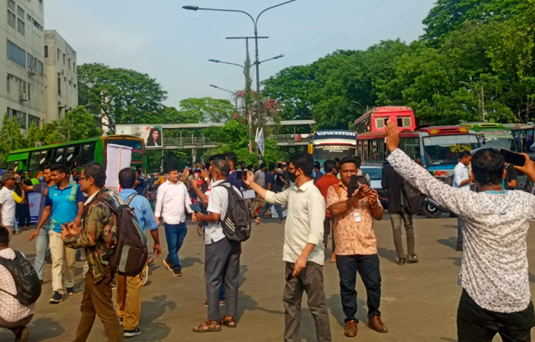 দুপুর ১টা থেকে ঢাকা বিশ্ববিদ্যালয়ের (ঢাবি) রাজু ভাস্কর্যের পাদদেশে ‘চাকরির বয়স ৩৫ প্রত্যাশী সমন্বয় পরিষদ’ এর ব্যানারে এই সমাবেশ হয়। ছবি: হাসান আলী