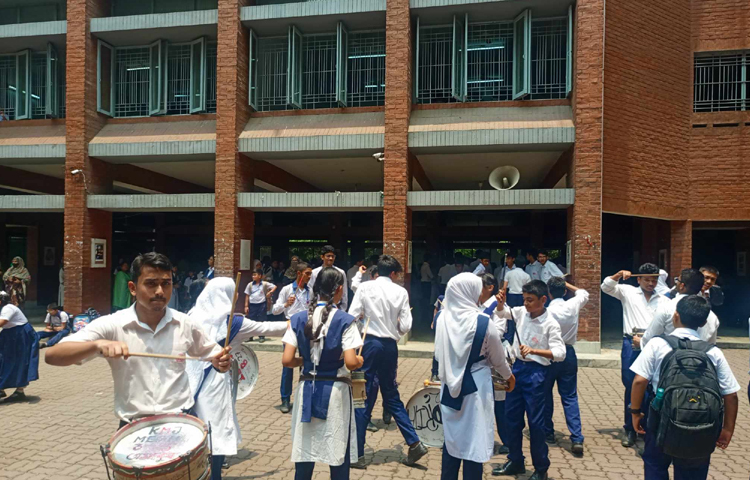 কাঙ্ক্ষিত ফলাফল পেয়ে উচ্ছ্বসিত তারা। ছবি: হাসান আলী