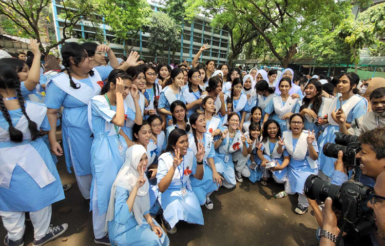 পরীক্ষায় তারা সবাই পেয়েছে কাঙ্খিত ফলাফল পেয়েছেন। প্রিয় বিদ্যালয়ের প্রাঙ্গণে তাদের বাঁধভাঙা উল্লাস। ভিকারুননিসা নূন স্কুল অ্যান্ড কলেজ, ঢাকা। ছবি: রায়হান আহমেদ