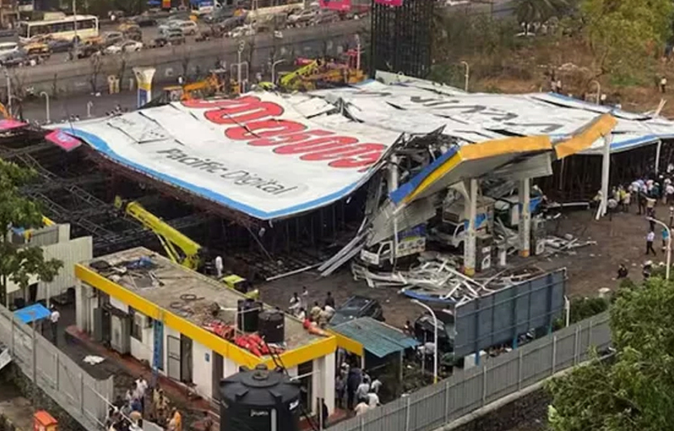 জরুরি পরিষেবাগুলো জানিয়েছে, দুর্ঘটনার পর উদ্ধার অভিযান চলমান রয়েছে। এখনও প্রায় ২০ থেকে ৩০ জন সেখানে আটকা পড়ে থাকতে পারে বলে আশঙ্কা করা হচ্ছে। ছবি: সংগৃহীত