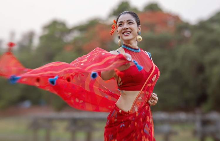 বয়সের সঙ্গে সঙ্গে সমানতালে ধরে রেখেছেন নিজের রূপ, লাবণ্য। সম্প্রতি কখনো ওজন কমানো আবার কখনো খোলামেলা পোশাকে ধরা দিচ্ছেন তিনি। ছবি: ফেসবুক