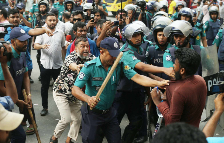পুলিশ ধৈর্য্যের সঙ্গে পরিস্থিতি সামাল দেওয়ার চেষ্টা করছে। তাদের রাস্তা ছেড়ে দেওয়ার জন্য বোঝানোর চেষ্টা করা হয়েছে। ছবি: মাহবুব আলম