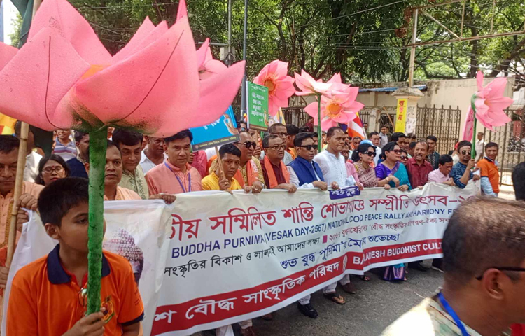 এসময় বাংলাদেশ বৌদ্ধ সাংস্কৃতিক পরিষদের সভাপতি অধ্যাপক ডা. উত্তম কুমার বড়ুয়ার সভাপতিত্বে বিশেষ অতিথি হিসেবে উপস্থিত ছিলেন আওয়ামী লীগের দপ্তর সম্পাদক ব্যারিস্টার বিপ্লব বড়ুয়া। ছবি: হাসান আলী