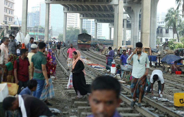 ট্রেন এলেই ক্রেতা-বিক্রেতারা একযোগে নিরাপদ আশ্রয়ের দিকে ছুটতে থাকেন। ফলে মাঝে মধ্যেই ঘটছে প্রাণহানির মতো ঘটনা। ছবি: মাহবুব আলম