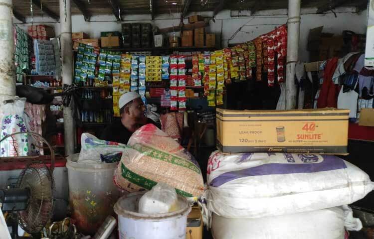 নিরাপদস্থানে নেওয়ার জন্য দোকানের মালামাল গোছানো হচ্ছে। ছবি: আসাদুজ্জামান মিরাজ