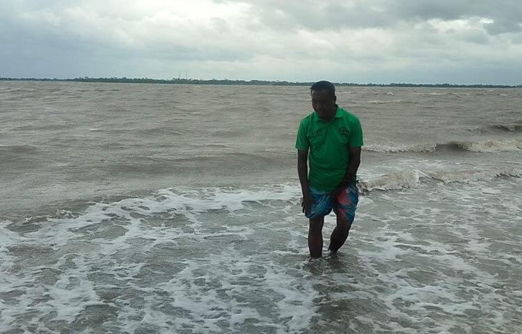 বনবিভাগের ঝুঁকিপূর্ণ ক্যাম্পগুলোতে থাকা বনরক্ষকদের এরইমধ্যে নিরাপদে সরিয়ে আনা হয়েছে। ছবি: আবু হোসাইন সুমন