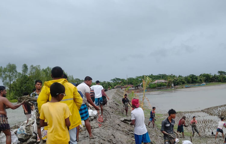 জানা গেছে, রাতে জোয়ারের তীব্র চাপে মহেশ্বরীপুর ইউনিয়নের সিংহেরকোণা, মহারাজপুর ইউনিয়নের দশহালিয়া ও দক্ষিণ বেদকাশি ইউনিয়নের ৩ নম্বর ওয়ার্ডের বেলাল গাজীর বাড়ির সামনের বাঁধ ভেঙে গেছে। ছবি: আলমগীর হান্নান