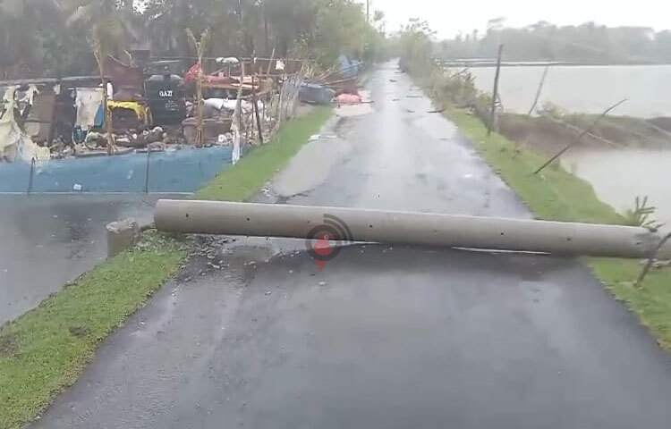 ঝড়ে মোংলায় প্রায় ৮ হাজার কাঁচা ও আধপাকা ঘরবাড়ি ক্ষতিগ্রস্ত হয়েছে। ছবি: আবু হোসাইন সুমন
