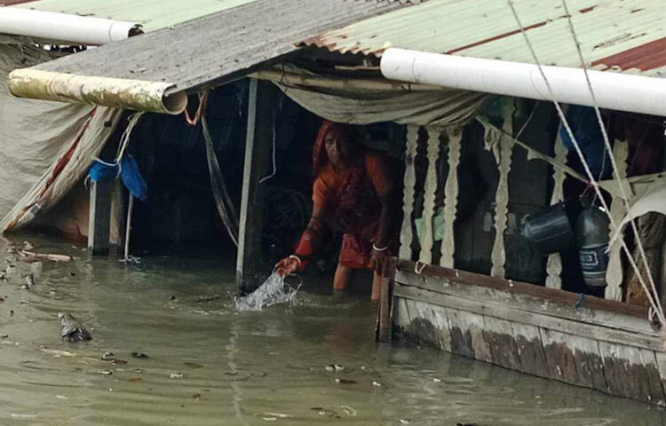 প্লাবিত হওয়া গ্রামগুলোতে পানিবন্দি হয়ে পড়েছেন হাজার হাজার মানুষ। ছবি: আলমগীর হান্নান