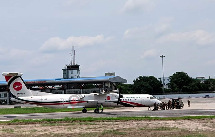নীলফামারীর সৈয়দপুর বিমানবন্দরে সাড়ে ৬ ঘণ্টা পর উড়োজাহাজ চলাচল স্বাভাবিক হয়েছে। আজ দুপুর ২টা ৩০মিনিটের দিকে ত্রুটিপূর্ণ বিমান রানওয়ে থেকে সরানোর পর চলাচল স্বাভাবিক হয়। ছবি: ইব্রাহিম সুজন