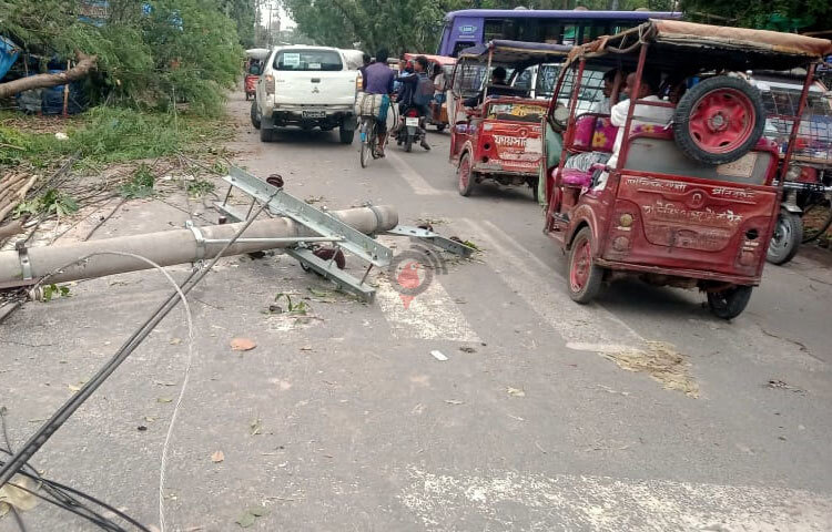 আবহাওয়া অফিসের তথ্যমতে, ঝড়ের সময় বাতাসের সর্বোচ্চ গতিবেগ ছিল ঘণ্টায় ৫৫-৬০ কিলোমিটার। ছবি: এমদাদুল হক মিলন