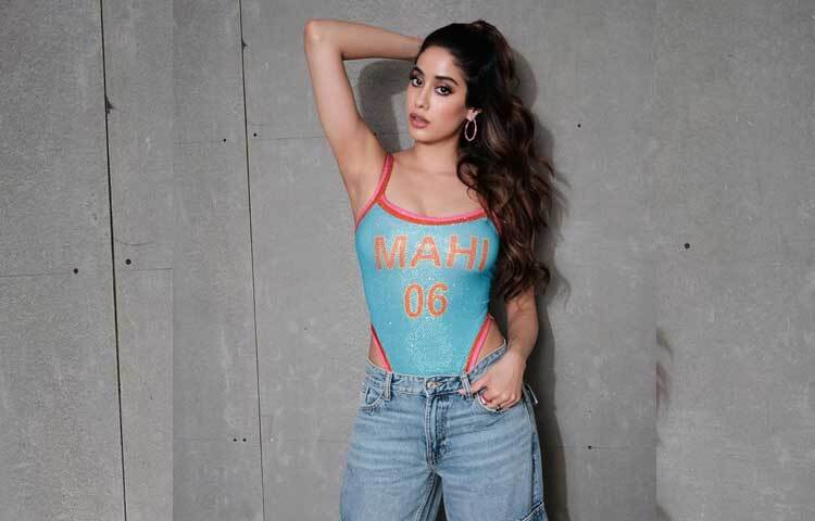 ‘মিস্টার অ্যান্ড মিসেস মাহি’ মুক্তির আগে থেকেই বেশ আলোচিত হয়েছে। সিনেমায় সাবলীল অভিনয় দিয়ে নজর কেড়েছেন জাহ্নবী কাপুর। ছবি: ফেসবুক থেকে