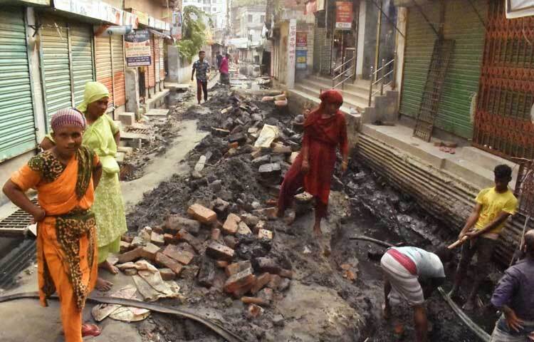 রাজধানীর বিভিন্ন এলাকার রাস্তা এবং পাড়া-মহল্লার অলিগলি খোঁড়াখুঁড়িতে ব্যস্ত শ্রমিকরা। ছবি: বিপ্লব দীক্ষিত