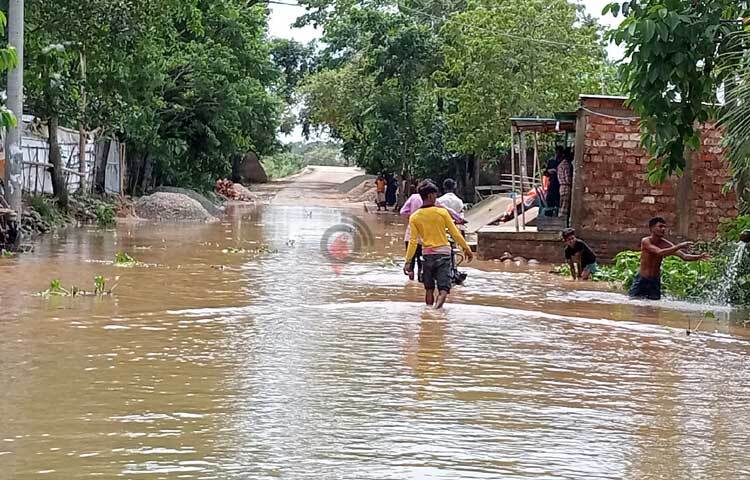 বিকল্প হিসেবে নৌকা দিয়ে চলাচল করছে ওই এলাকার বাসিন্দারা। তবে এর জন্য গুণতে হচ্ছে দ্বিগুণ ভাড়া। ছবি: লিপসন আহমেদ