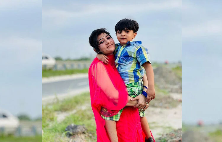 সীমানার দুই সন্তান। বড় সন্তান শ্রেষ্ঠর বয়স আট, আর ছোট সন্তান স্বর্গ তিন বছর বয়সী। ছবি: ফেসবুক থেকে