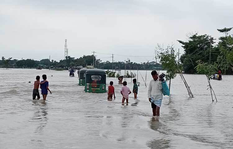 ৩ জুন সকাল থেকে সুনামগঞ্জে মুষলধারে বৃষ্টি হচ্ছে। একই সঙ্গে ভারতের চেরাপুঞ্জিতে বৃষ্টিপাত অব্যাহত থাকায় নামছে পাহাড়ি ঢল। ফলে দ্রুত গতিতে বাড়ছে জেলার সুরমা, কুশিয়ারা, বৌলাই, রক্তি ও যাদুকাটা নদীর পানি। ছবি: লিপসন আহমেদ