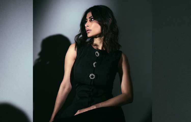 মৌনীর এমন লাস্যময়ী ছবি নতুন কিছু নয়। সোশ্যাল মিডিয়ায় চোখ রাখলেই দেখা যায় তার এমন মন মাতোয়ারা ছবি। গর্জিয়াস লুক দিয়ে সব সময় থাকেন আলোচনার কেন্দ্রবিন্দুতে। ছবি: ইনস্টাগ্রাম