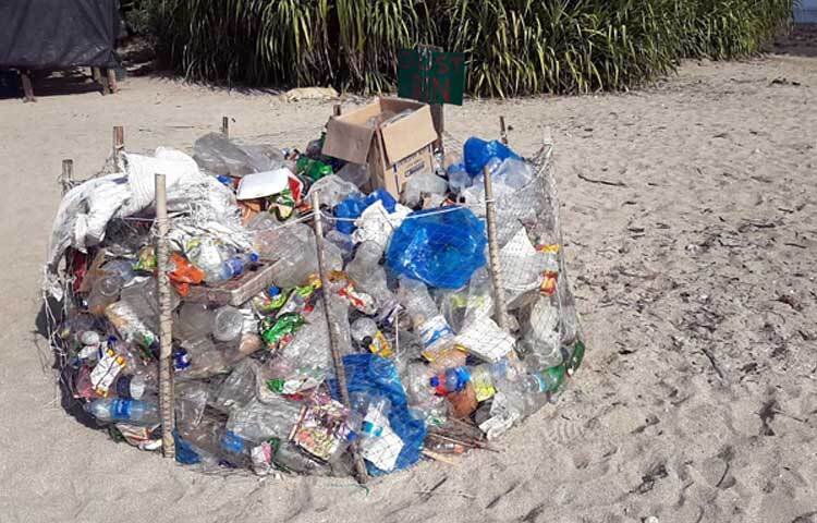 বর্তমানে সমুদ্রের পরিবেশ সংরক্ষণের ক্ষেত্রে একটি বড় সমস্যা হলো সামুদ্রিক বর্জ্য। মূলত ইচ্ছাকৃতভাবে বা দুর্ঘটনাক্রমে সমুদ্রে পড়া মানবসৃষ্ট কোনো কঠিন পদার্থকেই সামুদ্রিক বর্জ্য বলা হয়। ছবি: জাগো নিউজ