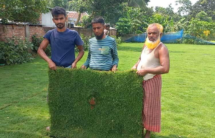 মনির হোসেন বাহরাইনে থাকাকালীন বাগানে কাজ করতেন। নিজের সেই অভিজ্ঞতাকে কাজে লাগিয়ে ২০১৯ দেশে ফিরে লন কার্পেট ঘাস চাষ শুরু করেন। ছবি: শরীফুল ইসলাম