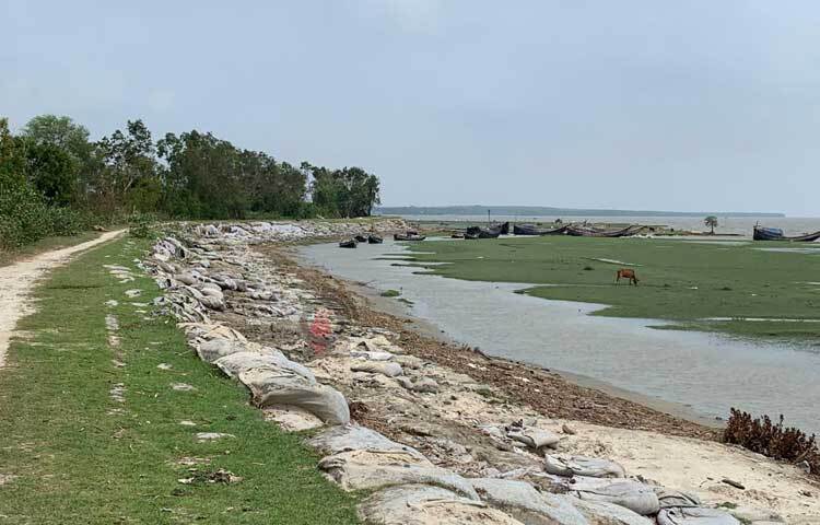 ঝুঁকিপূর্ণ ওই এলাকার প্রায় ৫ কিলোমিটার রাস্তা। ছবি: আরিফুর রহমান