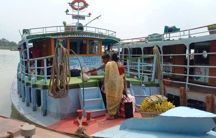 এছাড়া একইসঙ্গে যাত্রী পারাপারে প্রস্তুত রয়েছে লঞ্চঘাট। ঈদযাত্রা নিরাপদ ও নির্বিঘ্ন করতে ঘাট এলাকায় নির্বাহী ম্যাজিস্ট্রেটের পাশাপাশি থাকবে জেলা পুলিশের ৪ স্তরের নিরাপত্তা ব্যবস্থা। ছবি: রুবেলুর রহমান
