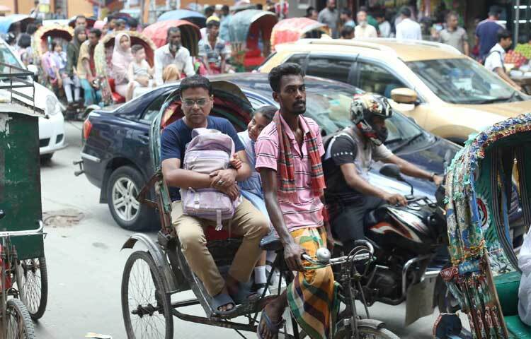 সন্তানকে নিয়ে বাসায় ফিরছেন বাবা। ছবি: মাহবুব আলম
