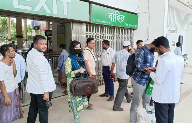 নির্ধারিত সময়ে ট্রেন না ছাড়ায় ভোগান্তিতে পড়েছেন যাত্রীরা। ছবি: নাহিদ সাব্বির