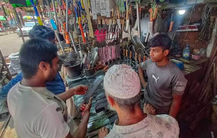 বাজার থেকে পছন্দমতো দা-বটি-ছুটি কিনে নিচ্ছেন ক্রেতারা। ছবি: মাহবুব আলম
