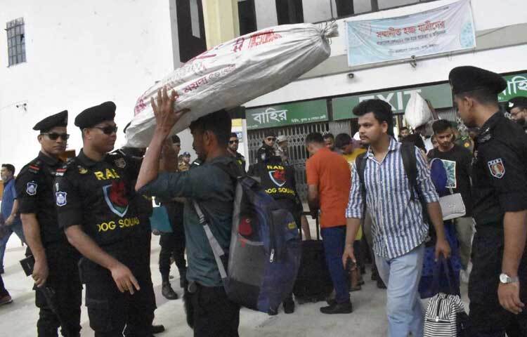 আজ কমলাপুর স্টেশন থেকে লোকাল, কমিউটার ও আন্তঃনগর মিলে মোট ৬৯ জোড়া ট্রেন দেশের বিভিন্ন গন্তব্যে ছেড়ে যাবে। ছবি: বিপ্লব দীক্ষিত