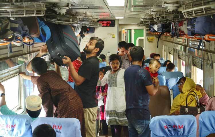 ট্রেনে উঠে নিজেদের সিট খোঁজে নিচ্ছেন যাত্রীরা। ছবি: মাহবুব আলম