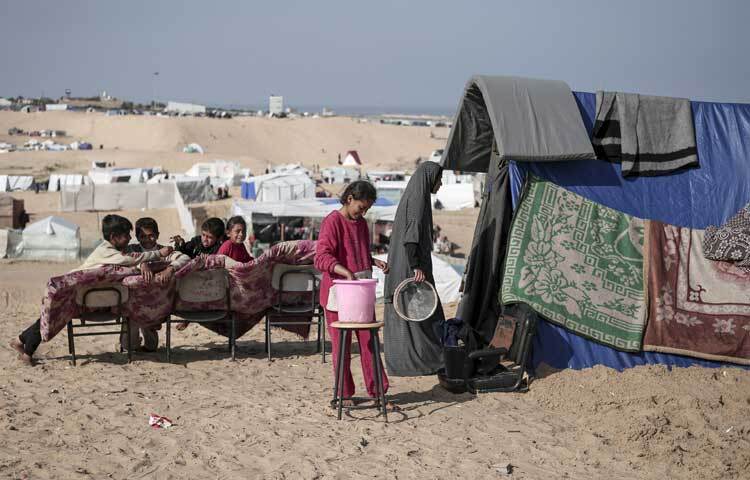 গাজা উপত্যকার উত্তরাঞ্চলে অধিকাংশ খাদ্যপণ্য ফুরিয়ে যাওয়ায় ভয়াবহ সংকট তৈরি হয়েছে। ছবি: এএফপি