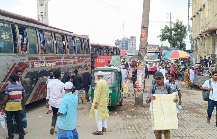 আজ সকালে ঢাকা-চট্টগ্রাম মহাসড়কের সিদ্ধিরগঞ্জের শিমরাইল মোড়ে বাড়ি ফেরা যাত্রীদের আনাগোনা দেখা গেছে। ছবি: রাশেদুল ইসলাম রাজু