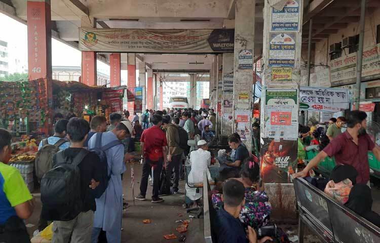 রাজধানীর আন্তঃজেলা বাস টার্মিনালগুলোতে যাত্রীদের ভিড় বাড়ছে। অন্যান্য জায়গার মতো ভিড় রয়েছে মহাখালী বাস টার্মিনালেও। ছবি: তৌহিদুজ্জামান তন্ময়