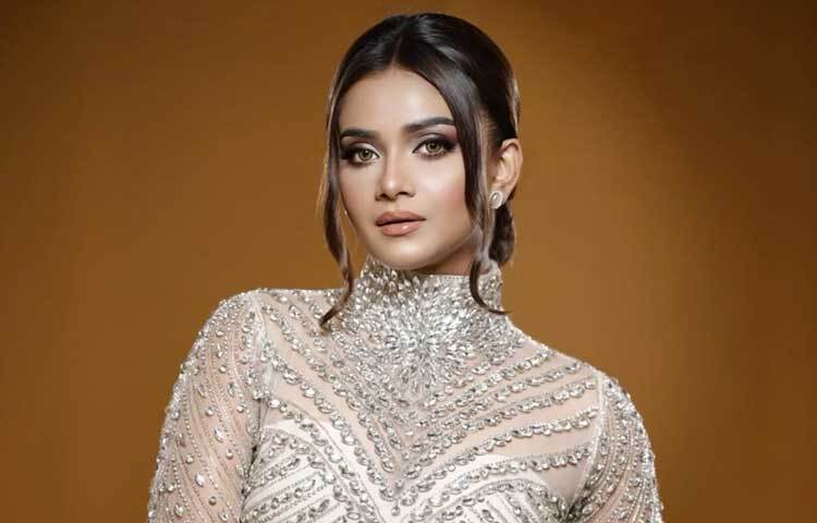 জমকালো রূপালি কারুকাজের নজরকাড়া এই পোশাকটি তৈরি করেছেন দেশের বিলাসবহুল ডিজাইনার লেবেল সানায়া কতুরের। ছবি: তিশার ফেসবুক থেকে