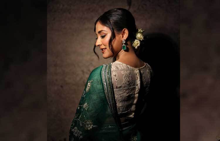 কানে দুল আর হালকা সাজে স্নিগ্ধতা ছড়াচ্ছেন এই অভিনেত্রী। আর এই মনমাতানো ছবিতে ভালোবাসায় ভরিয়ে দিচ্ছেন ভক্ত-অনুরাগীরা। ছবি: মেহজাবীনের ফেসবুক থেকে