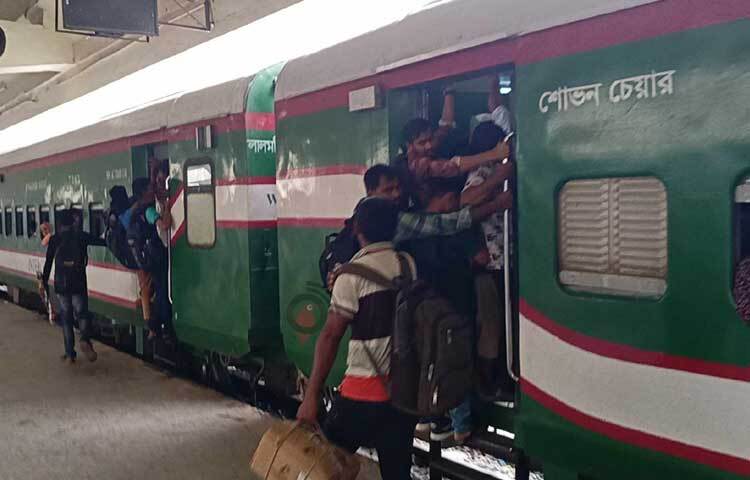 অনেকে ভেতরে জায়গা না পেলে দরজায় ঝুলেই নিজ গন্তব্যের উদ্দেশে রওনা দিলেন। ছবি: নাহিদ সাব্বির