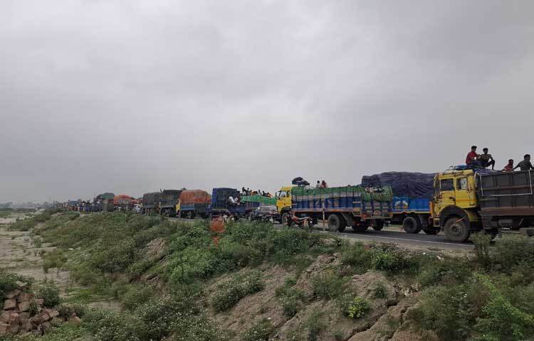 আজ ভোর থেকে বঙ্গবন্ধু সেতুর পূর্বপাশ থেকে এলেঙ্গা পর্যন্ত যানজটের কারণে আটকা পড়েছে শতাধিক গাড়ি। ছবি: আরিফ উর রহমান টগর